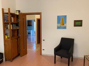 フィレンツェにあるCasa Bianca Firenzeのリビングルーム(椅子、本棚付)