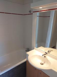 Gallery image of Appartement F2 au domaine des 100 lacs - piscine - sauna - hammam in Cauterets