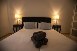A bed or beds in a room at Home FTV, by Comfortable Luxury