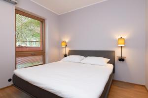 سرير أو أسرّة في غرفة في Self-check-in spacious 1 bedroom apartment with terrace and free parking
