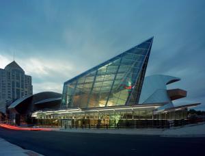 een groot gebouw met veel glas bij Holiday Inn Roanoke - Tanglewood Route 419 & I 581, an IHG Hotel in Roanoke