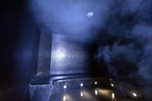 een podium met rook in het midden van een podium bij Kyriad Hotel Dijon Gare in Dijon