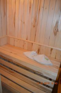 una sauna de madera con dos sombreros en un estante en Arabica, en Yoshkar-Ola