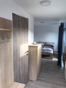 una camera con una porta con un letto sullo sfondo di Orion Apartments a Lunca de Sus