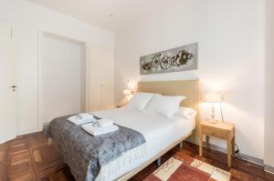 Łóżko lub łóżka w pokoju w obiekcie PUERTA DEL SOL CITY CENTER III