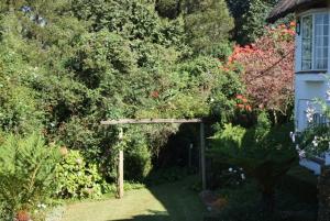 un jardín con una pérgola de madera en un patio en Hilton Bella Vista en Hilton