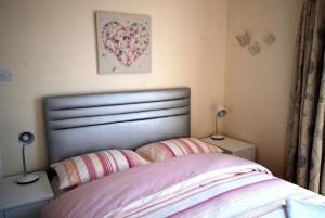 ein Schlafzimmer mit einem Bett mit zwei Kissen in der Unterkunft Saltburn Holidays 3 Park View in Loftus