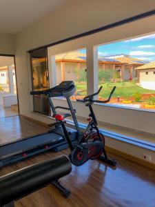 Habitación con gimnasio con cinta de correr y ventana grande. en Rancho das Pedras Itaberá, en Itaberá