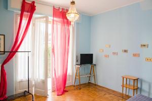 a living room with red curtains and a window at 010 - Sant Anna loft VISTA MARE 150m dalla SPIAGGIA in Sestri Levante