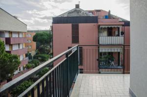 un balcone di un edificio rosa con recinzione di 010 - Sant Anna loft VISTA MARE 150m dalla SPIAGGIA a Sestri Levante