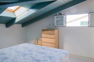 a bedroom with a bed and a window at 010 - Sant Anna loft VISTA MARE 150m dalla SPIAGGIA in Sestri Levante