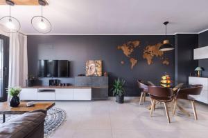 una sala de estar con una pared negra con un mapa mundial. en Marin Beach Apartments Patacona en Valencia