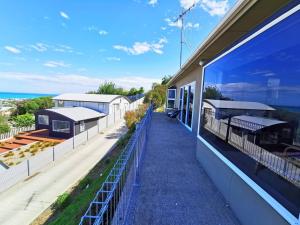 - une vue depuis le balcon d'une maison dans l'établissement Breathtaking sea view house叹为观止全海景别墅, à Oamaru