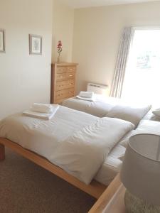 Ένα ή περισσότερα κρεβάτια σε δωμάτιο στο Saltburn Holidays 4 Park View