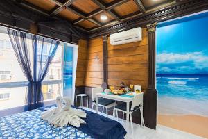 1 dormitorio con mesa y vistas al océano en CityCenter Pirates Room, Young People Only en Málaga