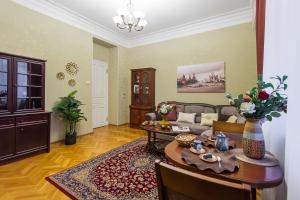 モスクワにあるGMApartments White Houseのリビングルーム(ソファ、テーブル付)