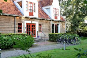 a group of bikes parked in front of a house at Graanzicht in Midwolda