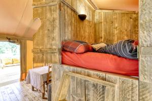 VélieuxにあるGlamping Tent Joyの木製の壁にベッド2台が備わる部屋