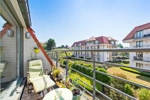 
A balcony or terrace at Bright apartment with 2 terraces in De Panne
