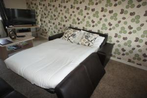 Posteľ alebo postele v izbe v ubytovaní Tudsbery House Near Edinburgh Royal Infirmary - Elforma - Tudsbery House