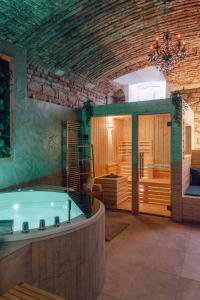 un bagno con vasca idromassaggio in una stanza di Sauna Central a Praga