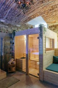 una camera con sauna e letto di Sauna Central a Praga