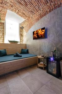 un soggiorno con divano e camino di Sauna Central a Praga