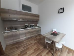 eine Küche mit Tisch und Arbeitsplatte in der Unterkunft Apartments MODOM in Liptovský Mikuláš