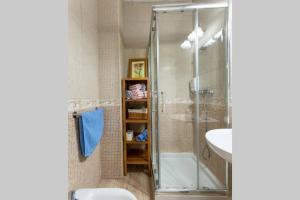 uma casa de banho com um chuveiro, um WC e um lavatório. em Cheap & Chic in the center of Sevilla em Sevilha