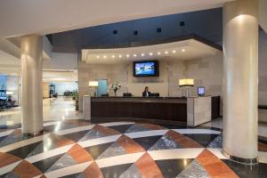 ベナルマデナにあるPierre & Vacances Benalmádena Príncipeのホテルのロビーにはフロントデスクとテレビがあります。