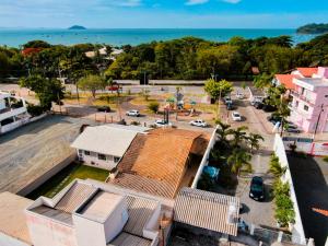 una vista aérea de una ciudad con el océano en Pousada Vila Regina, en Penha