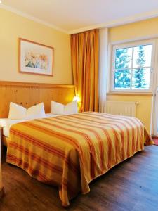 pokój hotelowy z łóżkiem i oknem w obiekcie Hotel Sportalm w mieście Gerlos