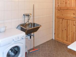 eine Küche mit Waschmaschine und Spüle in der Unterkunft 6 person holiday home in Aukra in Aukra