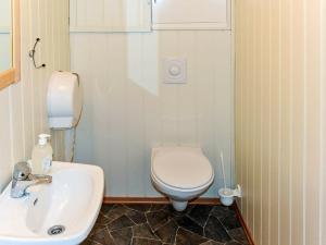 ein Badezimmer mit Toilette und Waschbecken in der Unterkunft 6 person holiday home in Aukra in Aukra + 32 Fotos