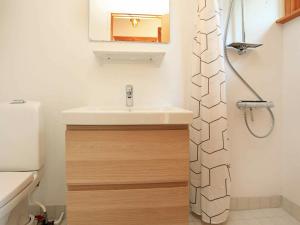 Vonios kambarys apgyvendinimo įstaigoje 5 person holiday home in G rlev