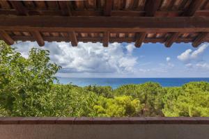 ジョイオーザ・マレーアにあるTH Gioiosa Mare - Capo Calavà Villageの窓から海の景色を望めます。