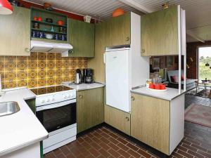 Кухня або міні-кухня у Holiday home Hvide Sande V