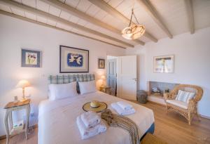 ミコノス・シティにあるStarlight Villa by LLB Mykonosのタオルが敷かれた大きなベッドのある寝室 +78枚の写真