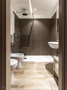 ein Badezimmer mit 2 WCs und einem Waschbecken in der Unterkunft Hotel Sonia in Triest