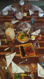 einen Holztisch mit Essen darüber in der Unterkunft Villa océane in Tôlagnaro