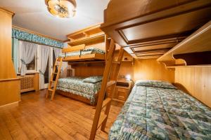 een slaapkamer met 2 stapelbedden in een kamer bij Villa Radiosa - Stayincortina in Cortina dʼAmpezzo