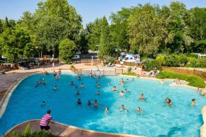 un grupo de personas en una piscina en Camping du Pont d'Avignon en Aviñón