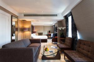 Ruang duduk di The Capital Hotel, Apartments & Townhouse