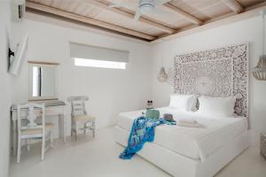 Postel nebo postele na pokoji v ubytování Zefi Hotel & Suites