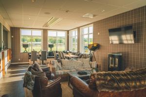 A seating area at Halmstad Golfarena Hotell & Lägenheter