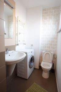 ein Badezimmer mit Waschbecken und Waschmaschine in der Unterkunft Mosilor Apartments in Bukarest + 149 Fotos