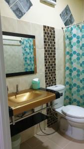 un bagno con lavandino e WC di ฺBankunyaiy Resort a Ko Yao Yai