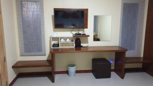 una scrivania in una camera con TV a schermo piatto di ฺBankunyaiy Resort a Ko Yao Yai Altre 13 foto