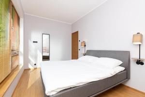 Postel nebo postele na pokoji v ubytování Self-check-in spacious 1 bedroom apartment with free parking
