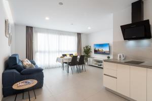 TV a/nebo společenská místnost v ubytování VV LOYANT CANTERAS "by henrypole home"